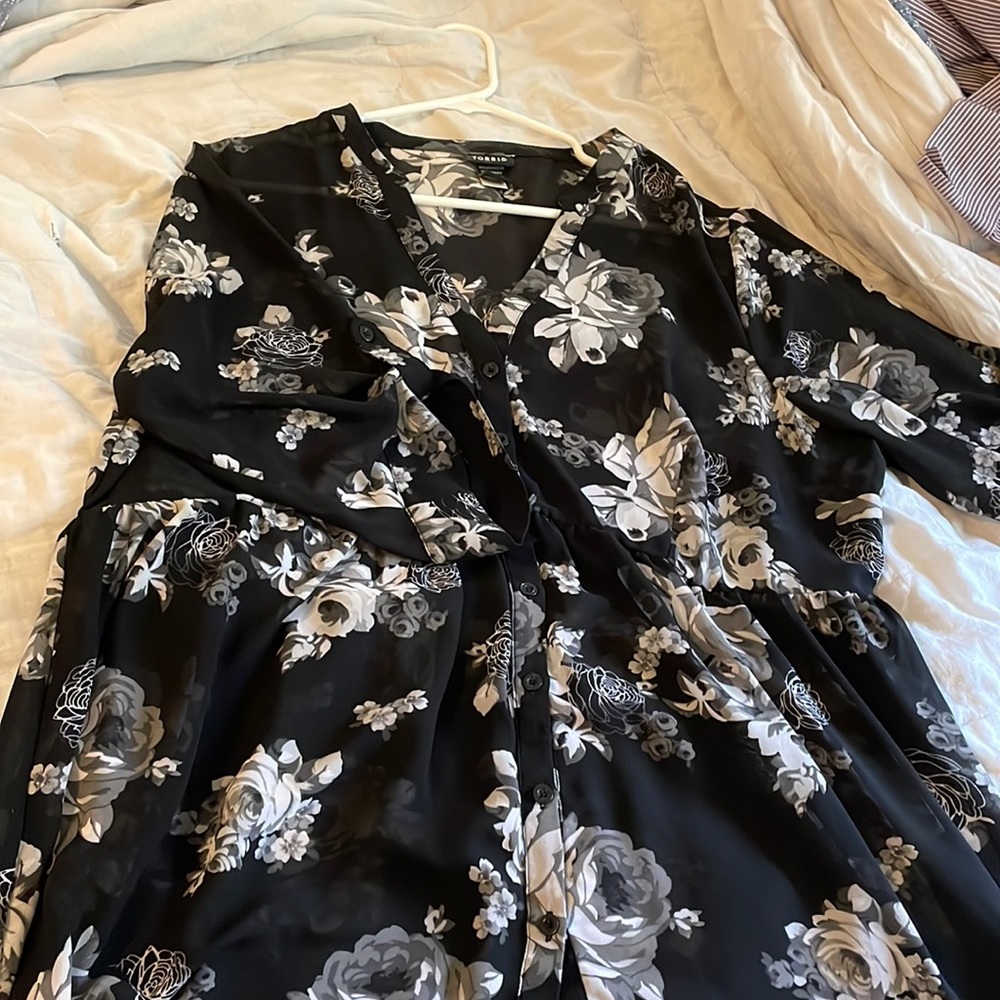 Torrid, Size 1 (like a 1x), black with white roses